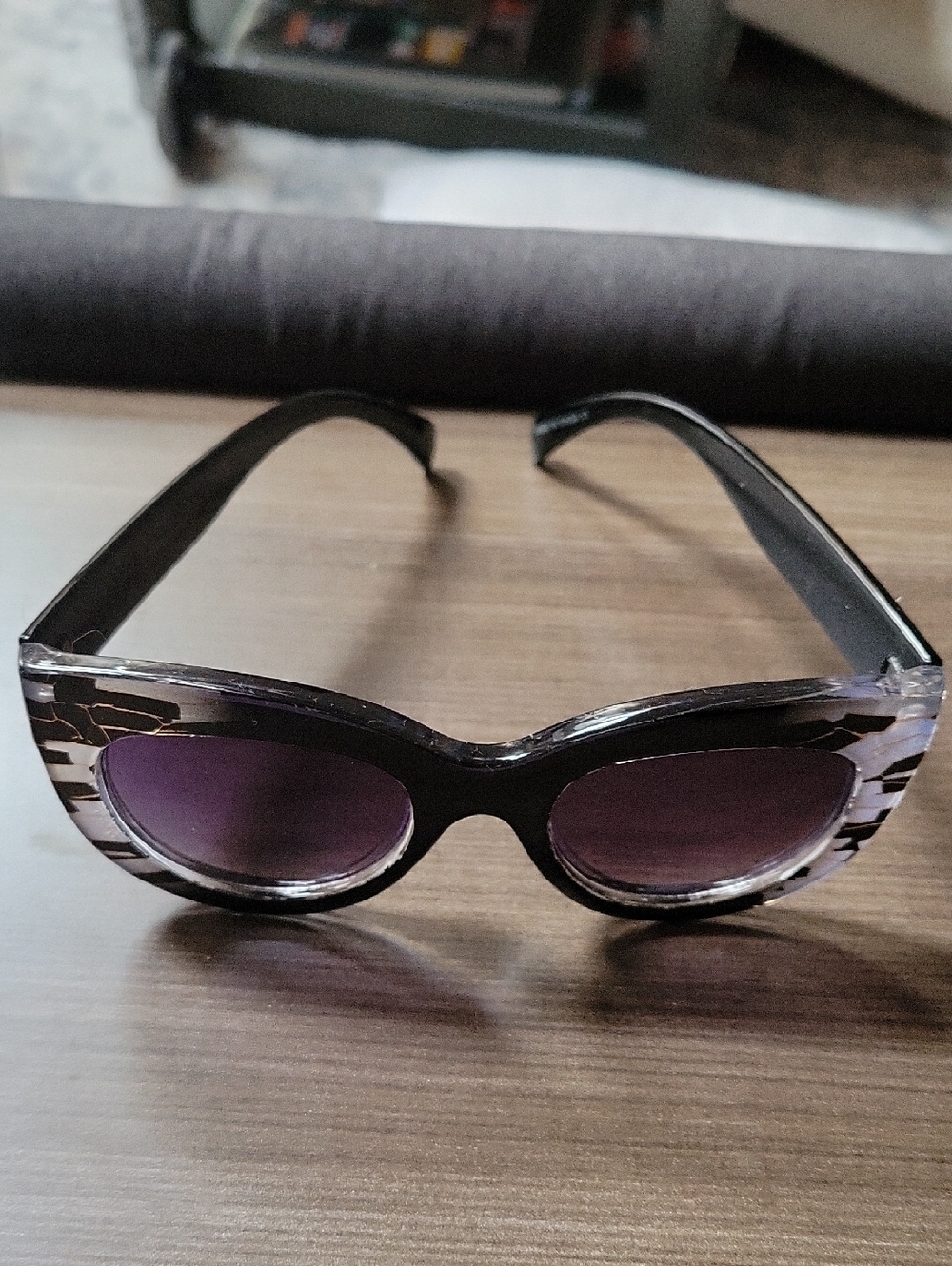 Stylish Cat-Eye Women's Sunglasses - Black & Purple Lens